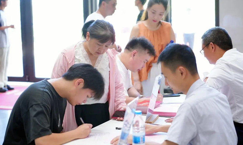 從“新”出發(fā)，“新”向未來——新華高級中學(xué)2024級高一新生報到紀(jì)實