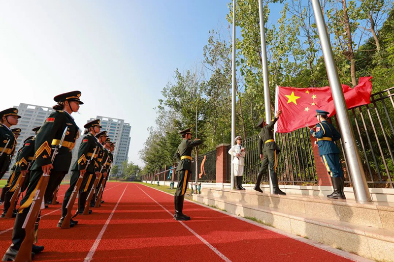 【德育活動】我與國旗合個影，定格最美中國紅——國慶德育實踐活動作業(yè)展